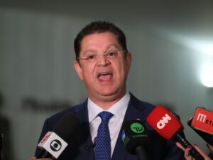 Sóstenes Cavalcante reafirma Bolsonaro como candidato em 2026.
