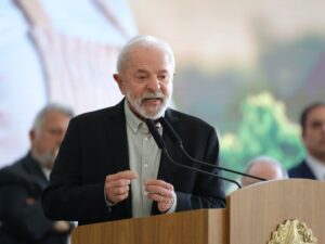 Lula destaca crescimento do turismo no Brasil e critica Bolsonaro.