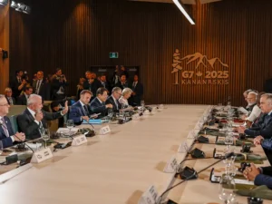 Presidente Lula discute aumento do IOF em reunião no Congresso.