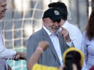 Lula se reúne com líderes do União Brasil após derrota no Congresso.