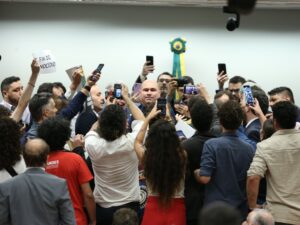 Prefeito de Cuiabá interrompe professora em conferência sobre saúde, debatendo "todes".