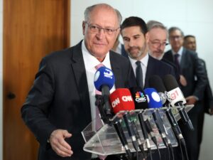 Alckmin e secretário dos EUA discutem tarifas de importação.