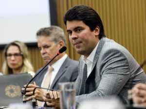 "Tensão política no Brasil com saída do ministro Fufuca do PP."