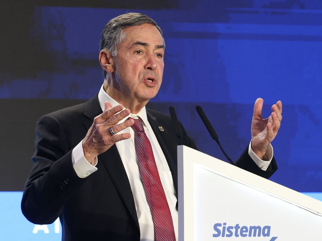 Luiz Roberto Barroso defende STF e critica tarifas de Trump ao Brasil.