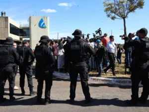 ** Bolsonaro admite guardar dólares em casa, revelando aumento de patrimônio.