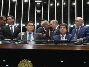Bolsonaro defende Eduardo nos EUA, Flávio apoia decisão.