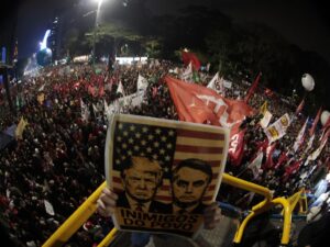** Bolsonaro critica tarifas de Trump, destaca isolamento do Brasil.