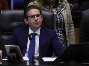 "Deputados discutem projeto ambiental na Câmara, tensão evidente."