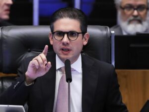 Mulheres unidas em manifestação pela proteção contra a violência