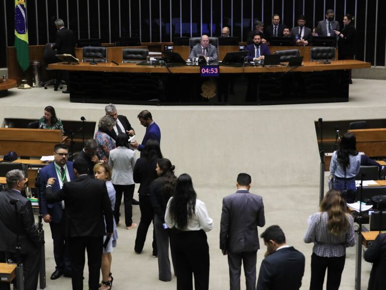 Câmara dos Deputados aprova R$ 520 milhões para defesa civil em ações de desastres naturais.