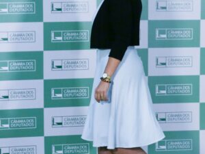 "Carla Zambelli foragida enfrenta multas por apartamento funcional"