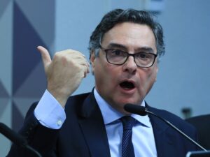 "CBF esclarece sobre operação da PF e defesa de Samir Xaud."