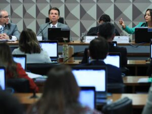 Coronel do Exército refuta acusações sobre reunião militar.