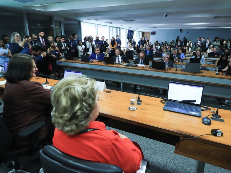 Damares Alves defende Michelle Bolsonaro após operação da PF.