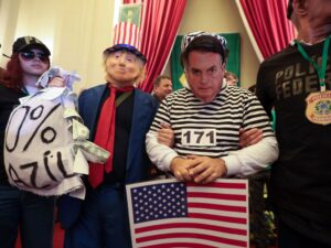 Donald Trump analisando minerais estratégicos no Brasil.