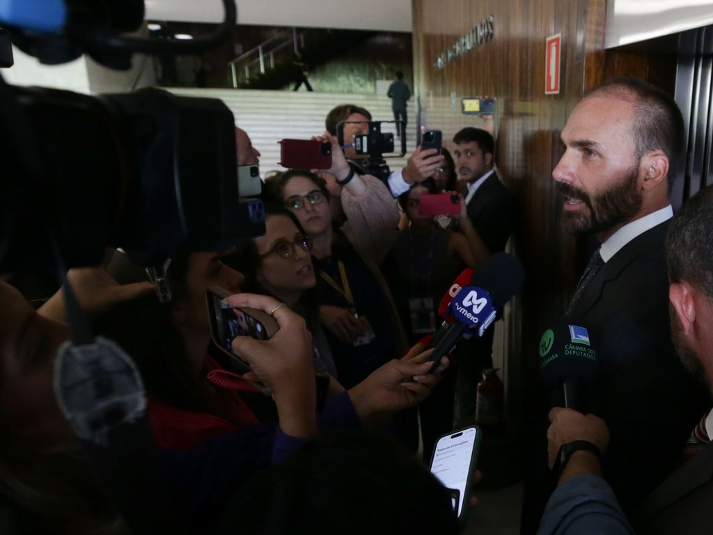 Eduardo Bolsonaro sob pressão na Câmara por possível cassação.