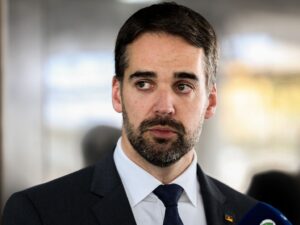 Eduardo Leite critica Lula e Eduardo Bolsonaro sobre tarifaço.