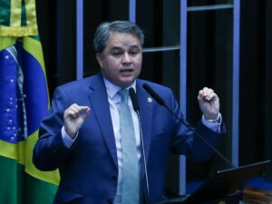 Efraim Filho fala sobre diálogo e enfrentamento no governo.