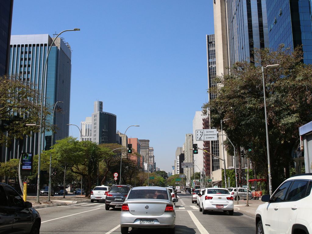 Protesto de esquerda em prédio na Faria Lima contra desigualdade fiscal.