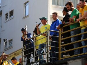 ** Flávio Bolsonaro defende indulto para Jair Bolsonaro no STF.