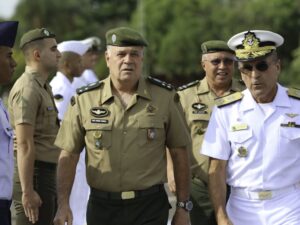 ** Freire Gomes alerta Bolsonaro sobre riscos criminais.