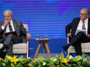 Vice-presidente Alckmin critica tarifas comerciais dos EUA.