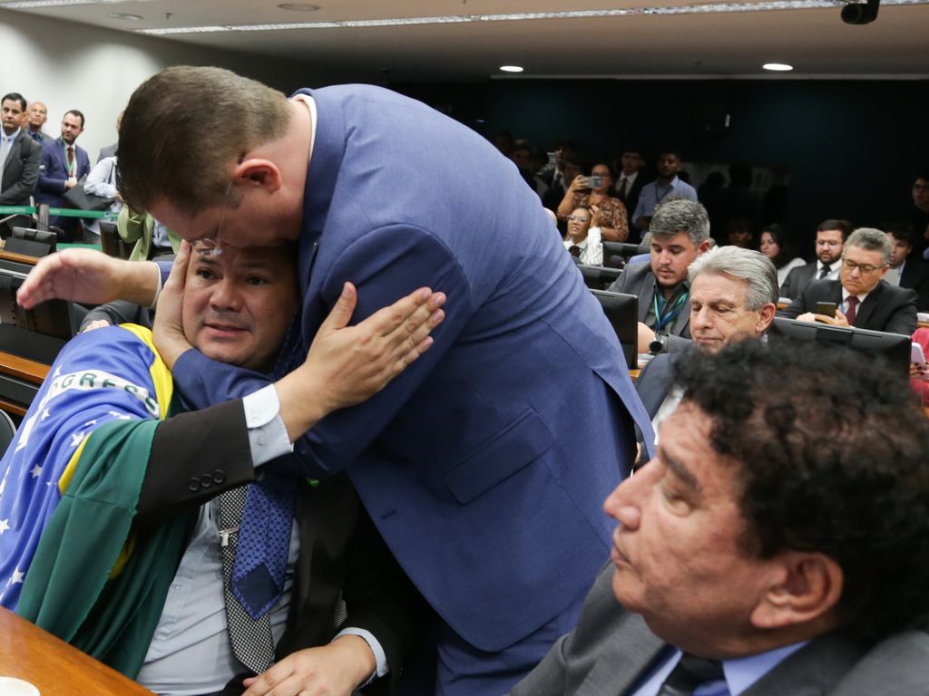 Gilvan da Federal sob investigação por ofensas a Gleisi Hoffmann.