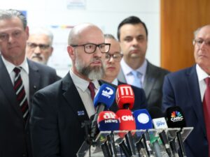 "Governo brasileiro discute tarifas nas redes sociais e soberania."