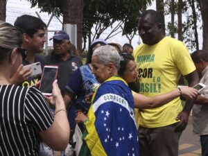 Deputado Hélio Lopes acampa em protesto em frente ao STF.