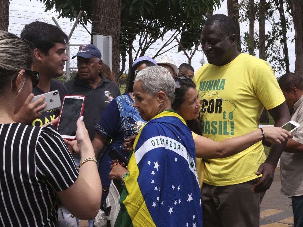 Deputado Hélio Lopes acampa em protesto em frente ao STF.