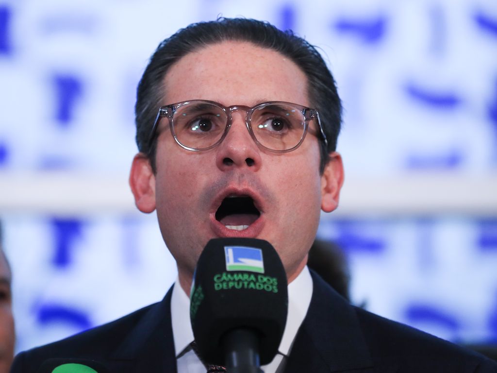 Hugo Motta demitindo funcionárias suspeitas de serem fantasmas.