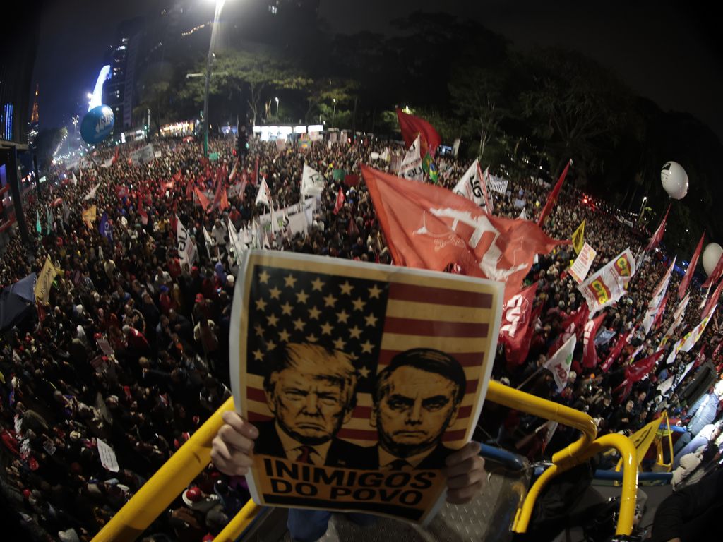Jair Bolsonaro em silêncio político, aguardando decisões do STF.