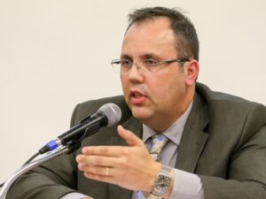 Justiça rejeita liminar sobre segurança para deputadas em Curitiba.