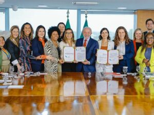 Lula sanciona lei que reserva 30% das vagas em conselhos para mulheres, promovendo inclusão nas estatais.