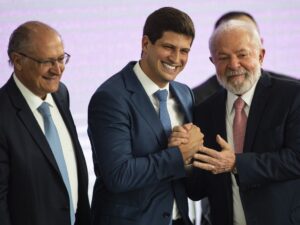 ** Lula e Alckmin conversam sobre eleições em SP e PE.