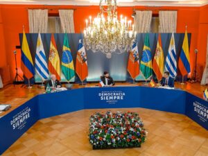 Lula fala sobre a importância da participação cidadã na democracia em reunião no Chile.