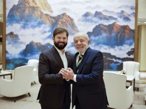 ** Lula em reunião no Chile sobre defesa da democracia e desigualdades.