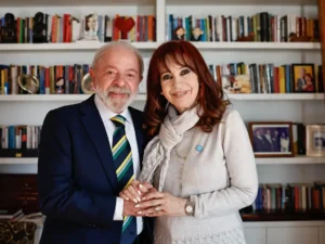 ** Lula visita Cristina Kirchner na Cúpula do Mercosul, gerando polêmica.