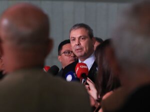Lula votando nas eleições internas do PT em 2025.