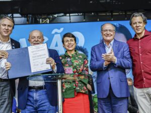 ** Lula discursa, comparando a traição da família Bolsonaro com a história de Tiradentes.