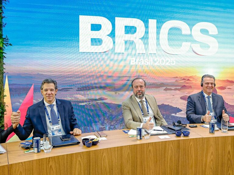 Marina Silva no Congresso enfrentando parlamentares após ofensas.