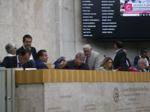 Milton Leite continua influente na política após aposentadoria.