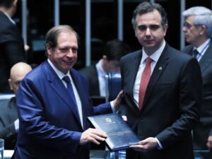Oposição no Congresso exige fim do recesso em reação a Moraes.