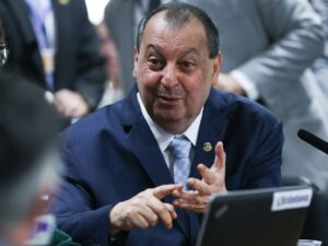 Senador Omar Aziz na presidência da CPI do INSS, compromisso com ética.