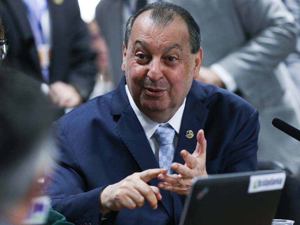 ** Senadores e deputados definem presidentes e relator da CPI do INSS.