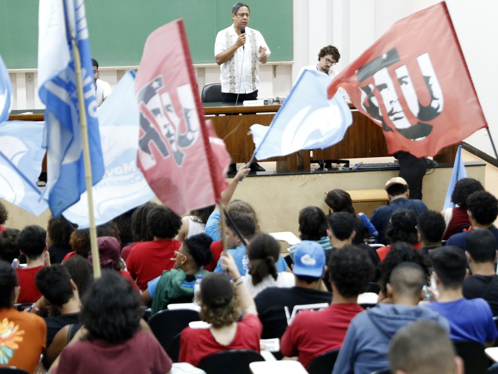 "Deputado Orlando Silva destaca autonomia tecnológica no Brasil durante Congresso da UNE."