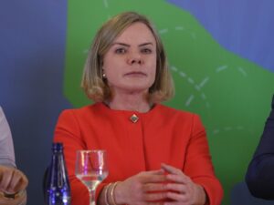 "Disputa interna do PT em SP avança para segundo turno com divisões."