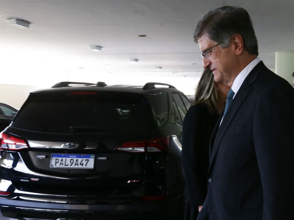 "Paulo Gonet discute investigações da Abin sobre Jair Bolsonaro."