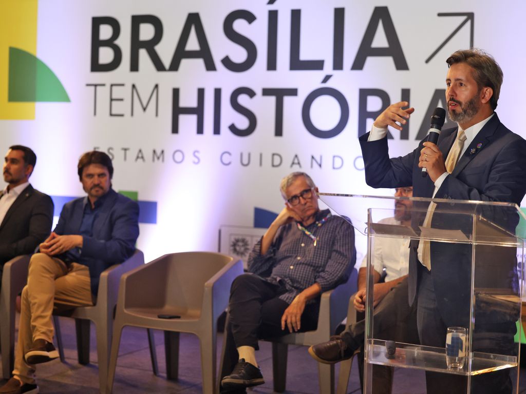 Praça dos Três Poderes fechada após decisão do STF para prevenir protestos.