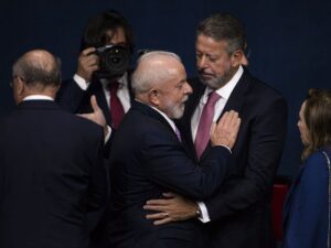 ** Investigação de joias de Bolsonaro pela PGR em destaque.